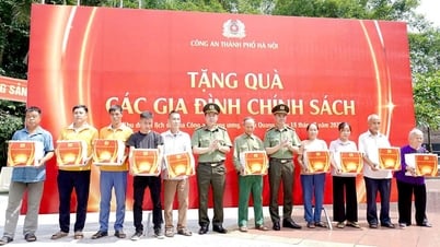 Công an thành phố Hà Nội tặng quà và bàn giao nhà cho hộ có hoàn cảnh khó khăn tại Tuyên Quang