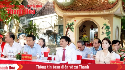Dâng hương tưởng nhớ các vị thần được phối thờ tại đền Hạ