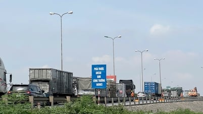 Hàng dài phương tiện nhích từng chút qua cầu Đồng Niên