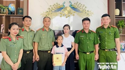 Công an tỉnh Nghệ An thăm hỏi, tặng quà thân nhân liệt sĩ Sầm Quốc Nghĩa