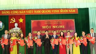 Trường Chính trị tỉnh Lâm Đồng công bố các quyết định về tổ chức bộ máy và công tác cán bộ