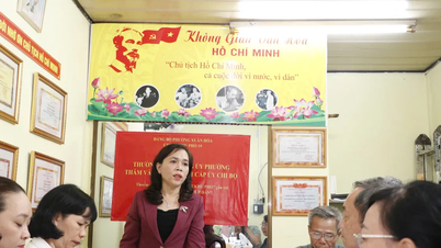 Bí thư Đảng ủy phường Xuân Hòa đến cơ sở giải quyết kiến nghị của khu phố