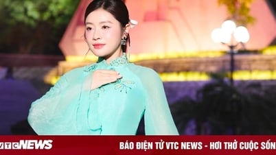 Sao mai Thu Hằng nghẹn ngào hát tri ân anh hùng liệt sĩ tại Nghĩa trang Đường 9