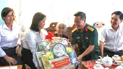 Thăm, tặng quà người có công tại các xã Bom Bo, Bù Đăng, Nghĩa Trung và phường Đồng Xoài
