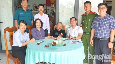 Thăm, tặng quà các mẹ Việt Nam anh hùng nhân kỷ niệm 78 năm Ngày Thương binh, liệt sĩ