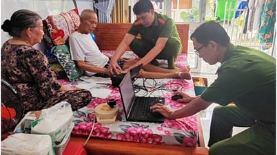 Công an tỉnh An Giang thu nhận căn cước tại nhà cho người già, người bệnh
