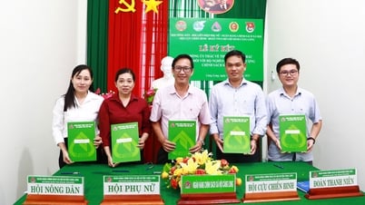 Ký kết hợp đồng ủy thác giữa NHCSXH và các tổ chức chính trị - xã hội xã Càng Long