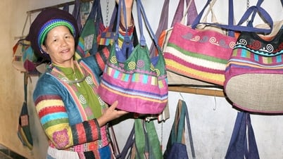 Phụ nữ dân tộc Mông với nghề dệt lanh truyền thống