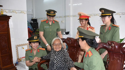 Công an TPHCM thăm và tặng quà Mẹ Việt Nam Anh hùng