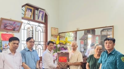 Xã Ba Vì: Thăm hỏi, tặng quà gia đình chính sách nhân Ngày Thương binh - Liệt sĩ