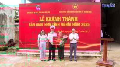 Thăm, tặng quà, hỗ trợ nhà tình nghĩa cho người có công cách mạng