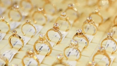 Giá vàng chiều nay 18/7/2025: SJC tăng gần triệu, DOJI, PNJ vẫn ngủ yên, vàng thế giới bước dài