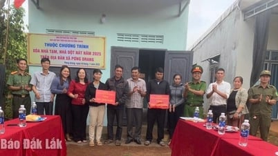 La comuna de Pong Drang entregó dos casas de agradecimiento a hogares pobres y casi pobres.