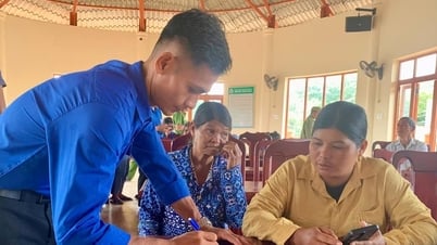 Hỗ trợ đồng bào dân tộc thiểu số ở vùng lõi Vườn Quốc gia Cát Tiên làm thủ tục trực tuyến