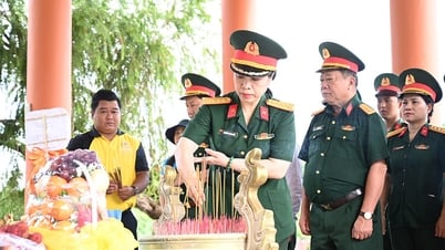 Ban Phụ nữ Quân đội trao quà tại hai xã Hòn Đất và Mỹ Thuận