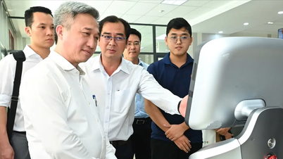 Phó Bí thư Thành ủy TPHCM đề nghị nhân rộng sử dụng robot phục vụ người dân