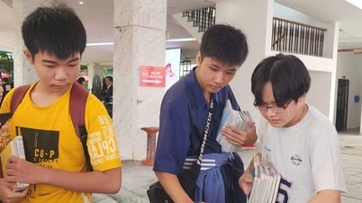Sôi nổi nhiều bạn trẻ tham gia ngày hội sách 'Mơ hỏi mở' 2025