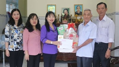 Phó Bí thư Tỉnh ủy An Giang Trần Thị Thanh Hương tặng quà người có công phường Long Xuyên