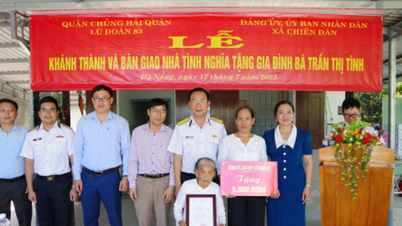Bàn giao nhà tình nghĩa cho gia đình chính sách