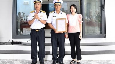 海軍地域5の司令部がチームメイト2人の家を譲渡