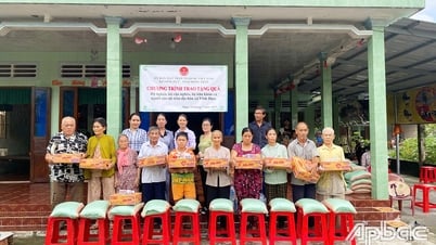 Xã Vĩnh Hựu: Trao tặng 100 phần quà cho hộ nghèo, cận nghèo, người khuyết tật