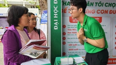 Phụ huynh dắt con 'gõ cửa' gian hàng tư vấn để chọn ngành học