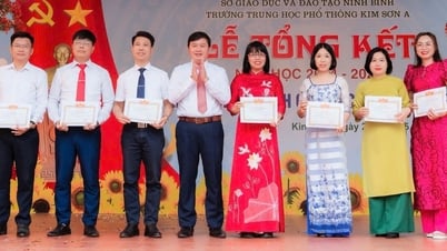Bộ 3 thầy cô trường làng “mát tay” với thủ khoa