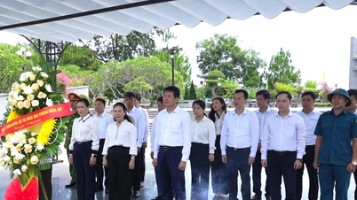 Đoàn đại biểu phường Đồng Hới dâng hương viếng các anh hùng liệt sĩ