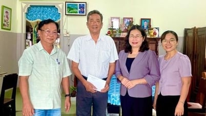 Bí thư Đảng ủy xã Dương Minh Châu thăm, tặng quà gia đình chính sách
