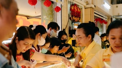 Giá vàng chiều nay 19/7/2025: Vàng SJC, Mi Hồng vượt mốc 121 triệu, DOJI, PNJ vẫn 'ngái ngủ'