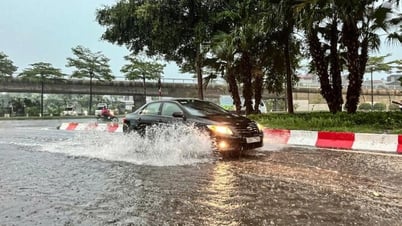 Hà Nội mưa dông, gió giật liên hồi, bầu trời tối đen giữa ban ngày