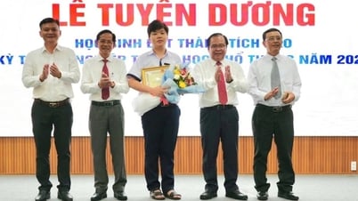Hai thủ khoa kỳ thi tốt nghiệp THPT năm 2025 được tặng xe máy
