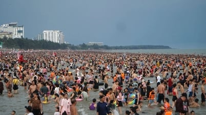 Nắng nóng, Sầm Sơn đông nghịt du khách, nhiều khách sạn “cháy phòng”