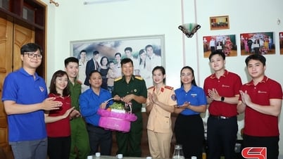 Thăm, tặng quà gia đình chính sách nhân dịp 27/7