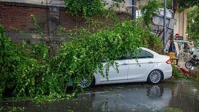 Đường phố Hà Nội ngổn ngang sau cơn mưa lớn chiều thứ bảy