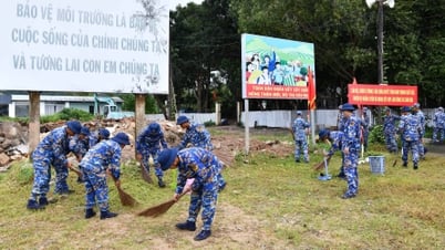 第5海軍管区の兵士らが雨期の間、スオイメイ住民の道路補修や家屋の補強を支援している。