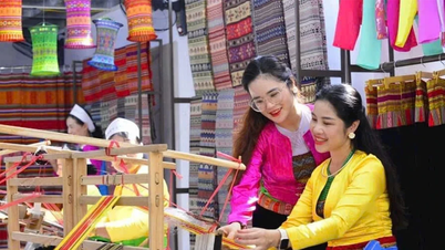 Độc đáo nghệ thuật tạo hoa văn cạp váy của người Mường