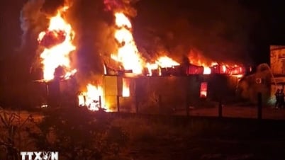 Quảng Ngãi: Cháy lớn thiêu rụi xưởng sản xuất đồ nhựa