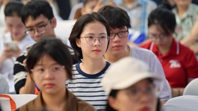 Thí sinh băn khoăn có được xét tuyển bằng tổ hợp, phương thức có điểm cao nhất?