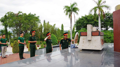 Cán bộ, đoàn viên Bệnh viện Quân y 87 dâng hương viếng Nghĩa trang liệt sĩ Hòn Dung