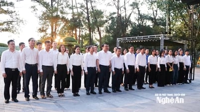 Đoàn công tác Văn phòng UBND tỉnh Nghệ An dâng hương tưởng niệm các Anh hùng liệt sĩ tại Quảng Trị