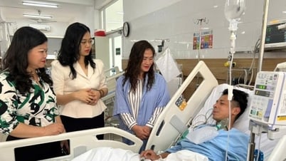 Lãnh đạo phường Tương Mai thăm hỏi chiến sĩ bị thương khi chữa cháy ở kho xưởng