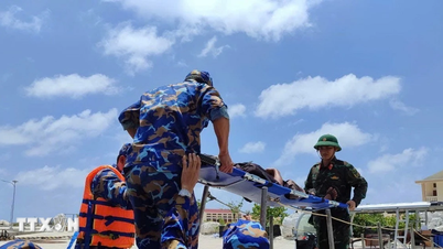 Tàu Hải quân vượt bão đưa 2 ngư dân bị bệnh nặng từ Trường Sa về bờ an toàn
