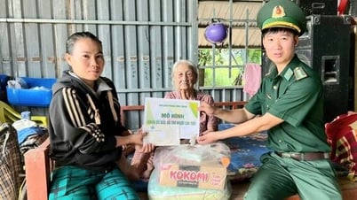 Đồn Biên phòng Sông Trăng thăm, tặng quà người cao tuổi có hoàn cảnh khó khăn