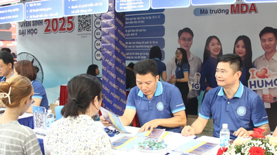 Trường ĐH Mỏ - Địa chất mang đá quý làm giáo cụ trực quan cho thí sinh