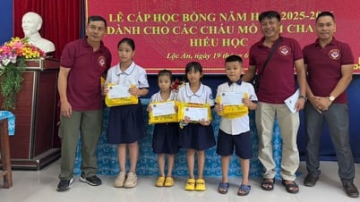 Đồng loạt ra quân vệ sinh môi trường, tặng quà cho học sinh nghèo