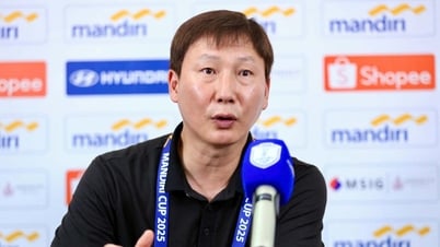 HLV Kim Sang Sik: Đội có sự cân bằng trong phòng ngự và tấn công