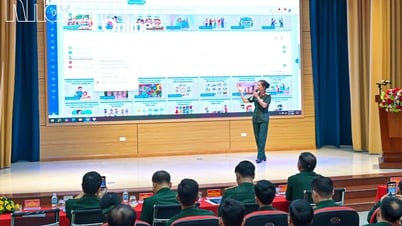 مدرسة ضابط المعلومات تبني برنامجًا للدراسة الذاتية للتواصل باللغة الإنجليزية