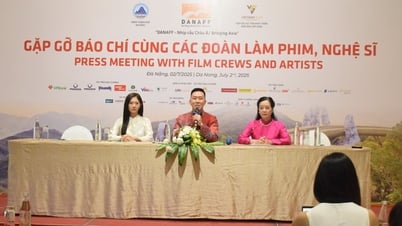 映画スタッフやアーティストと記者会見
