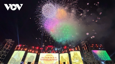 Quang Ninh fires fireworks to celebrate two-level local government model